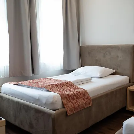 מלון Boutique Ukus 4*